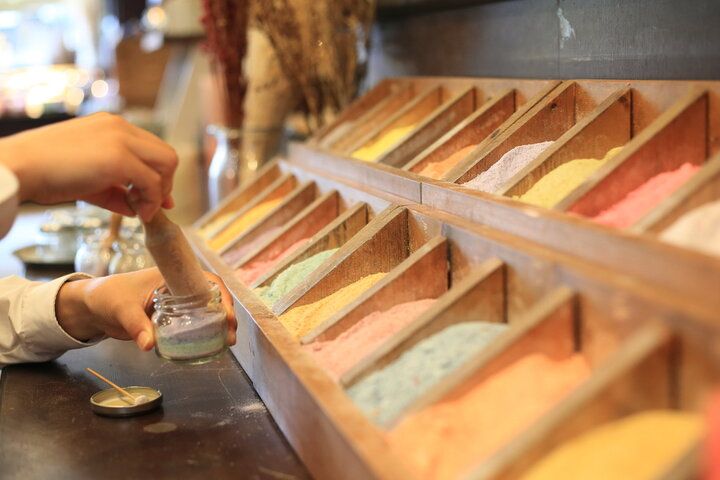 レトロな建物がすてき。伊勢参りのお土産選びに寄りたいキャンドル専門店、おかげ横丁「灯りの店」