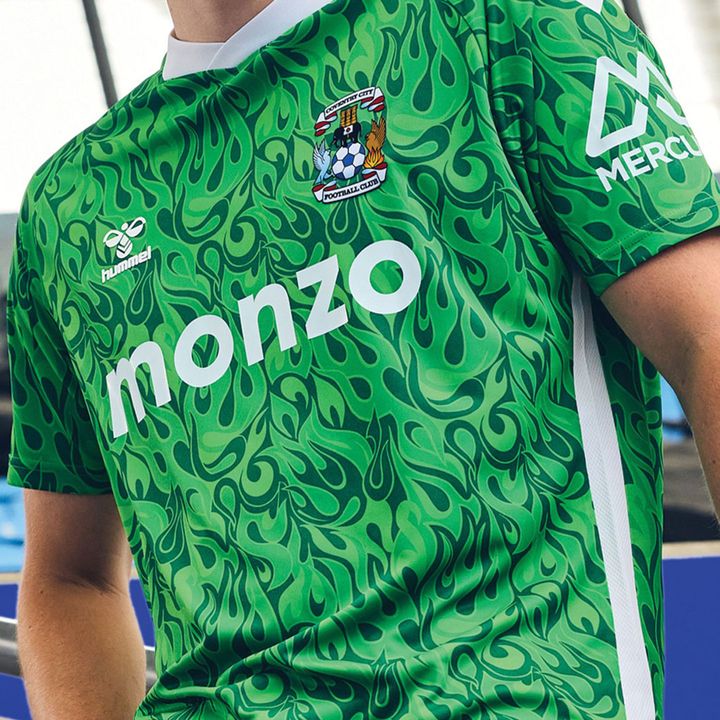 坂元達裕がモデルに！英2部コヴェントリーが2024-25新ユニフォーム発表 「炎のGKユニ」も現れる