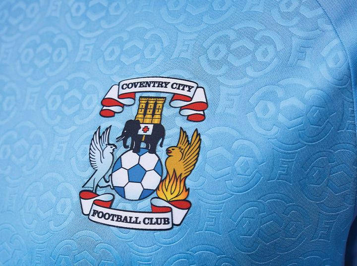 坂元達裕がモデルに！英2部コヴェントリーが2024-25新ユニフォーム発表 「炎のGKユニ」も現れる