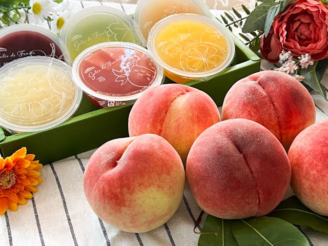テーブルに並んだ「山梨県産白桃とフルーツのジュレ詰合せ」の中身