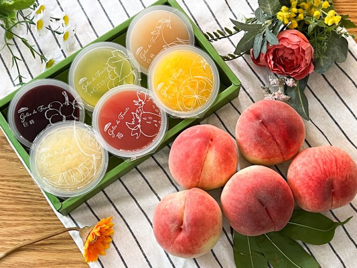 「山梨県産白桃とフルーツのジュレ詰合せ」の中身