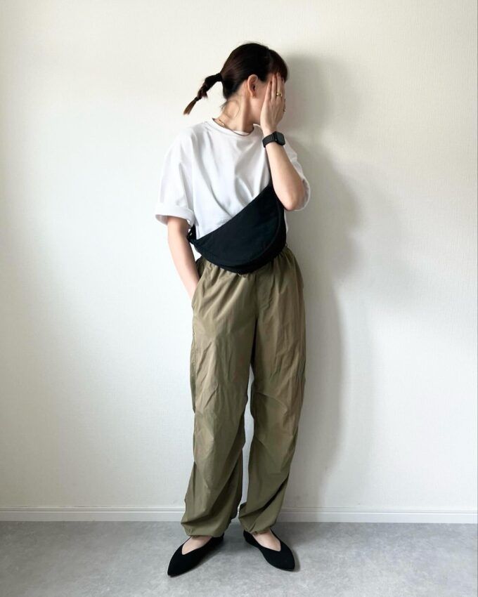 Uniqlo Uのホワイトの「エアリズムコットンオーバーサイズTシャツ/5分袖」×パラシュートパンツ