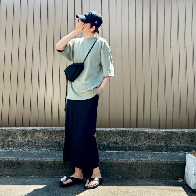 Uniqlo Uのグリーンの「エアリズムコットンオーバーサイズTシャツ/5分袖」×ナロースカート