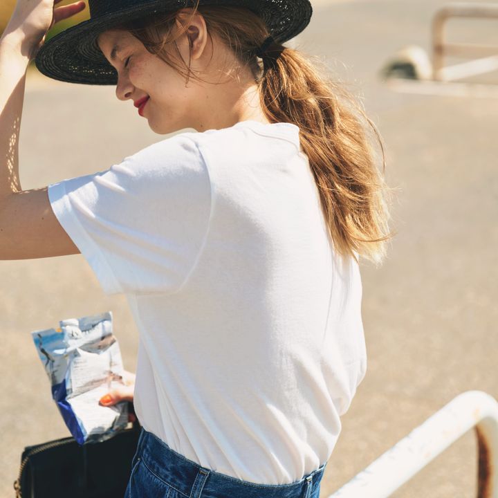 白T×デニムショートパンツのベーシックコーデが旬に見えるのはなぜ？【マイスタンダードブック】