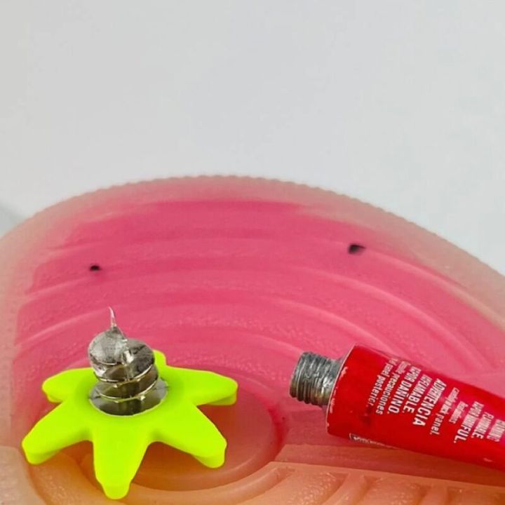 スニーカーがゴルフシューズになる！スパイクを取り付けるDIYキットが話題