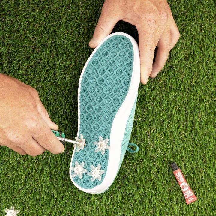 スニーカーがゴルフシューズになる！スパイクを取り付けるDIYキットが話題