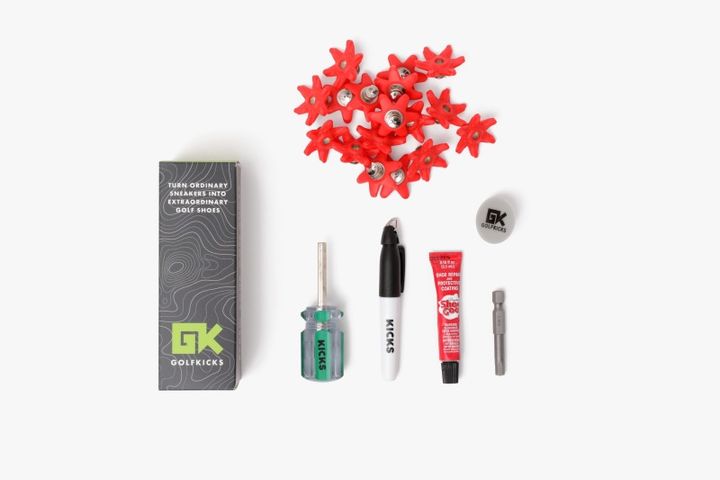 スニーカーがゴルフシューズになる！スパイクを取り付けるDIYキットが話題