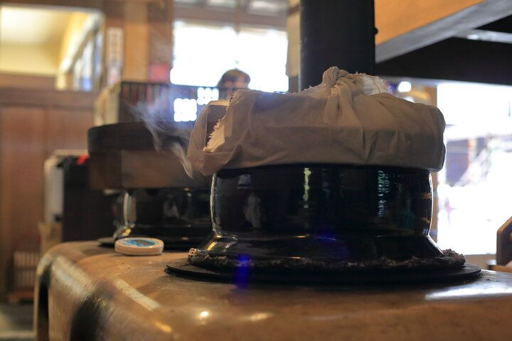 薪で炊くかまどご飯と伊勢のごちそうでおもてなし。和風テラスもある五十鈴川沿いの食事処「野あそび棚」