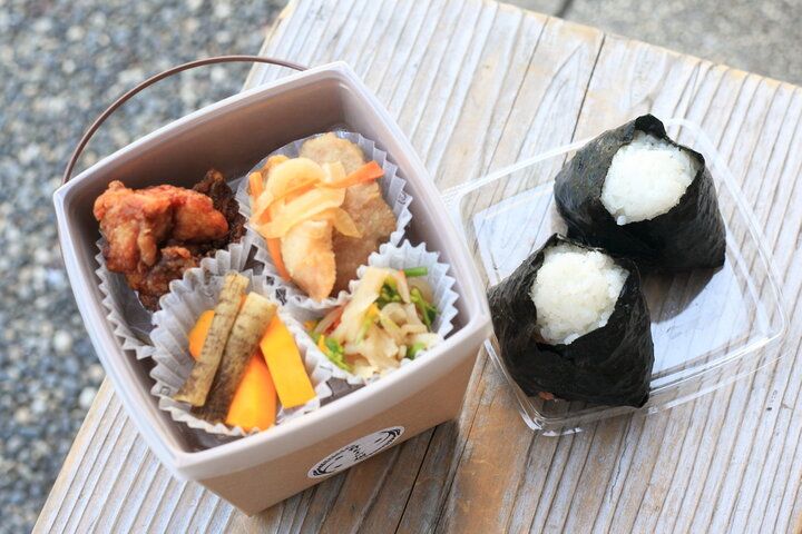 薪で炊くかまどご飯と伊勢のごちそうでおもてなし。和風テラスもある五十鈴川沿いの食事処「野あそび棚」