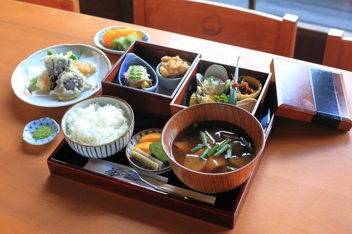 薪で炊くかまどご飯と伊勢のごちそうでおもてなし。和風テラスもある五十鈴川沿いの食事処「野あそび棚」