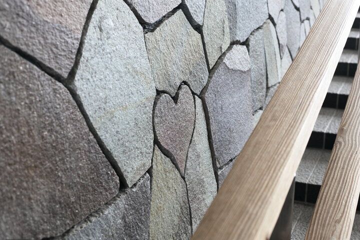 薪で炊くかまどご飯と伊勢のごちそうでおもてなし。和風テラスもある五十鈴川沿いの食事処「野あそび棚」