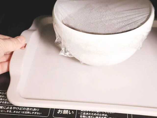 ダイソー 電子レンジで使えるトレー 器を乗せる