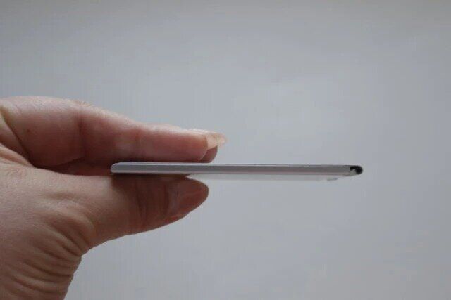 セリア アルミコンパクトミラー 手に持って横から薄さ確認