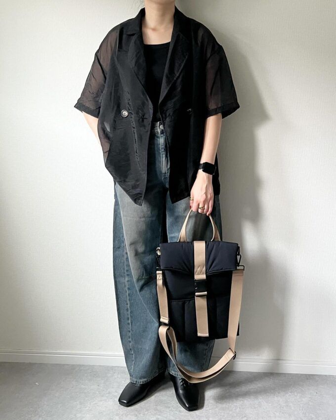 シアーシャツ×GUのブルーの「バレルレッグジーンズ」