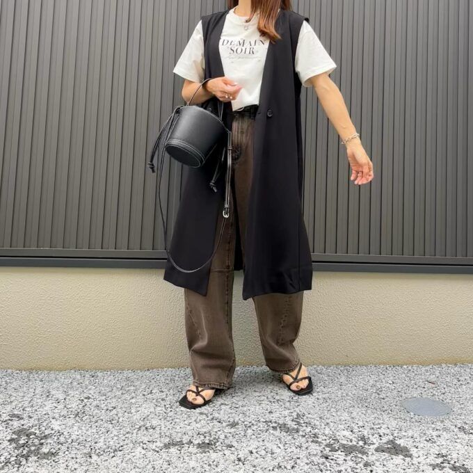 ロングジレ×GUのブラウンの「バレルレッグジーンズ」