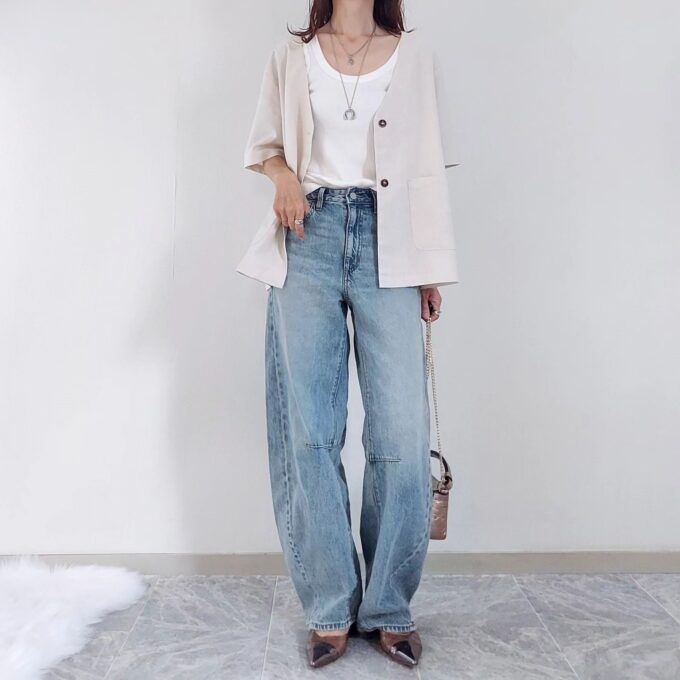 ハーフスリーブジャケット×GUのアイスブルーの「バレルレッグジーンズ」