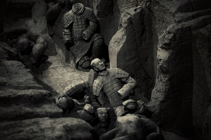 一部が欠けた数々の兵馬俑