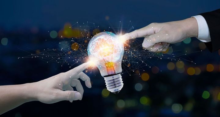 電球の中の脳に触れる指