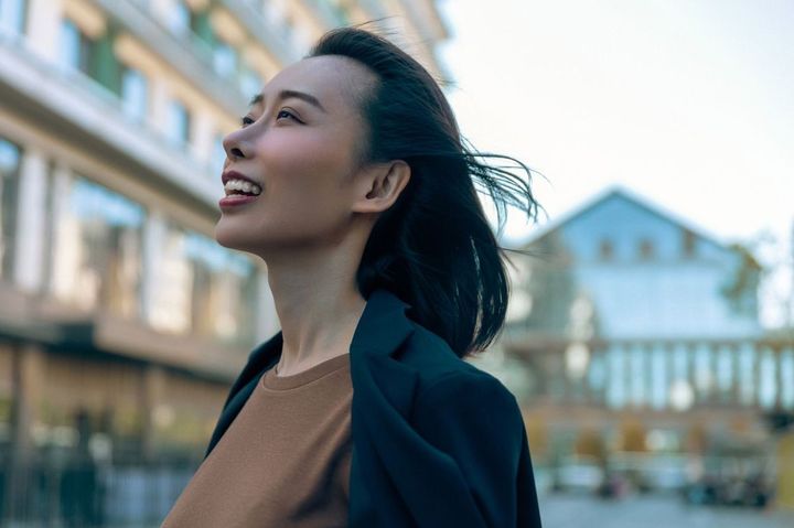 街の通りに立つ女性実業家