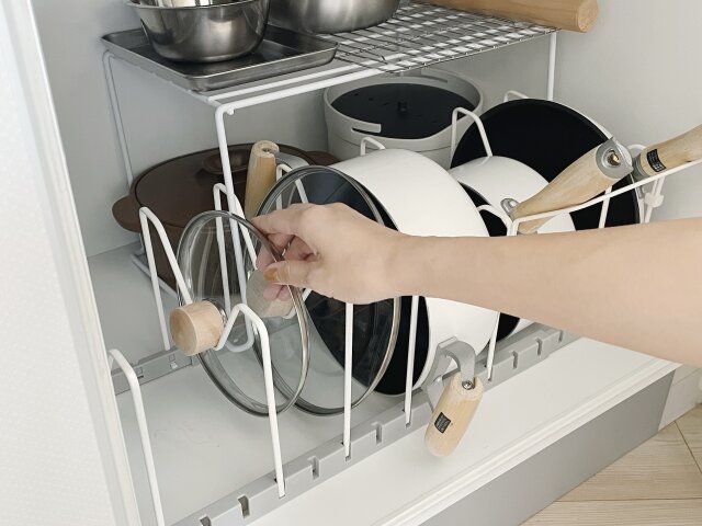 山崎実業 シンク下伸縮鍋蓋＆フライパンスタンド シンクした設置 鍋の蓋に手を添える