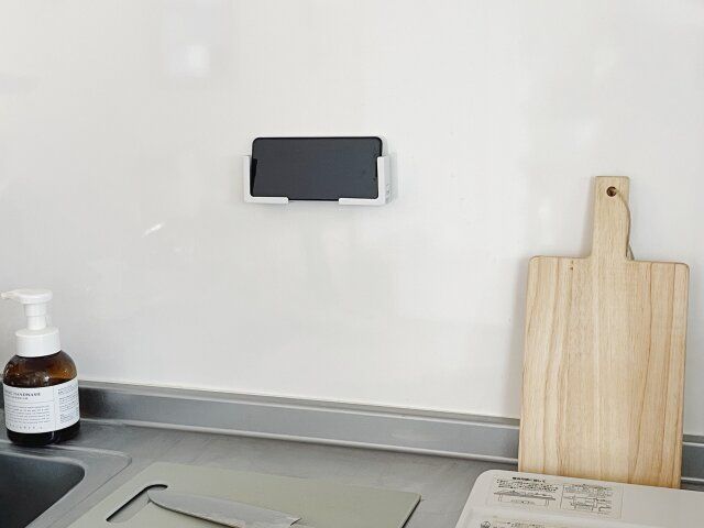 山崎実業 マグネットタブレットホルダー 取り付け スマホ置いた状態