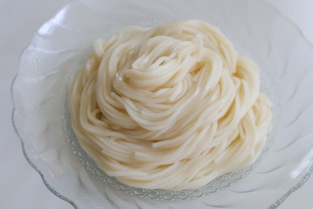 ひやむぎを器に盛る。