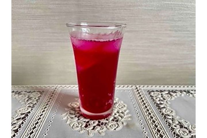 ▲作った当日から飲めます。約3倍の水や炭酸で割ると、一層キレイな色に！