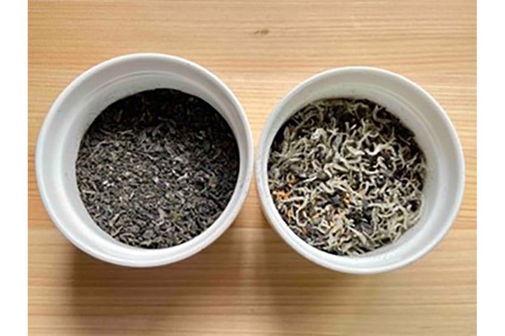 ▲赤じその葉300gから約35gのふりかけがが出来ました。少し塩を加えたもの（左）、ちりめんじゃこ・すりごまを混ぜたもの（右）。