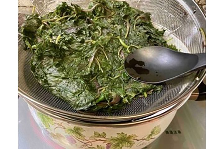 ▲キツく絞ると雑味が出やすいので、適度な力加減で汁けを絞ります。ビニール手袋をはめて手で絞ってもOK！