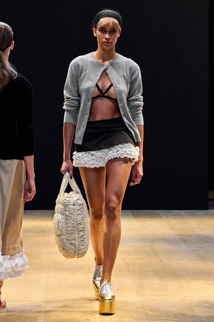 モリー ゴダード 2024年春夏コレクションより。