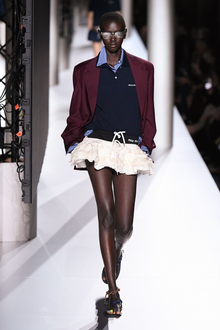 ミュウミュウ 2024年春夏コレクションより。