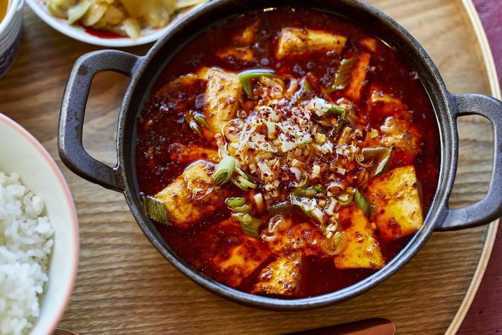 「かかんの本格四川風麻婆豆腐定食」1200円（大盛り1500円、ご飯のおかわり自由）