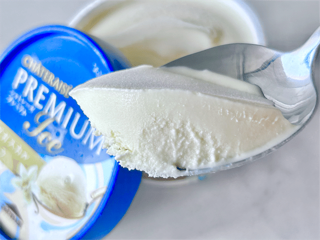 CHATERAISE PREMIUM スプーンですくう様子