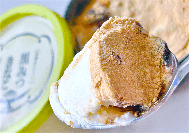 和菓子アイス黒みつきなこ スプーンですくう様子