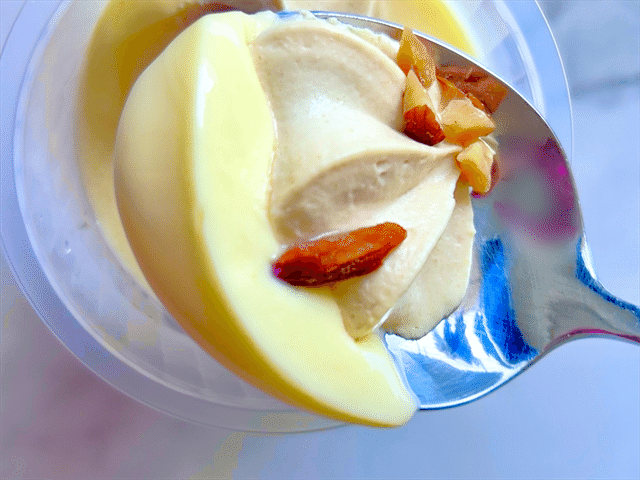 糖質88%カットのプリン キャラメルナッツクリーム スプーンですくう様子