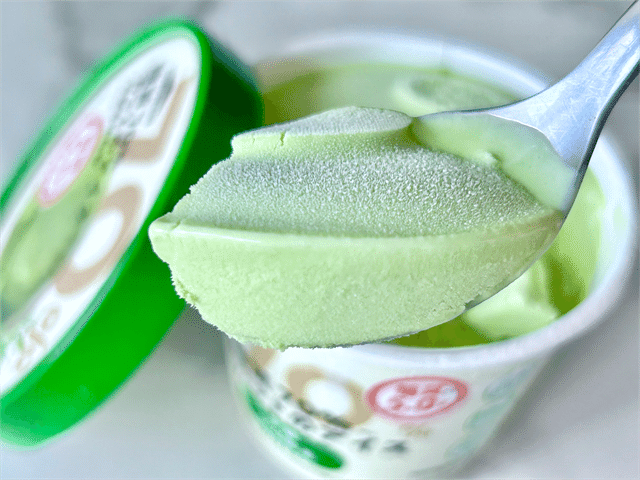 糖質70％カットのアイス スプーンですくう様子