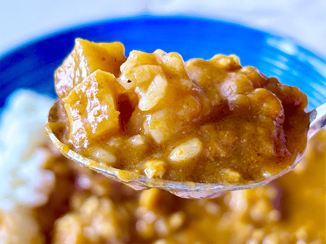 科の豚とたけのこのキーマカレー スプーンですくう様子