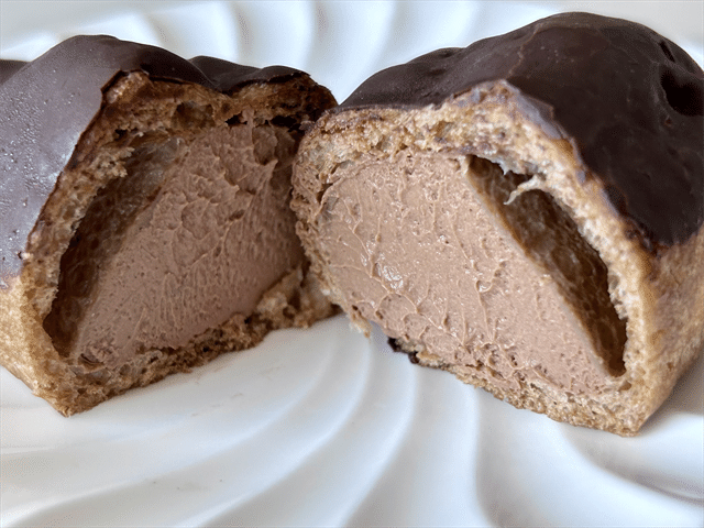 糖質50％カットのチョコカスタードエクレ 断面