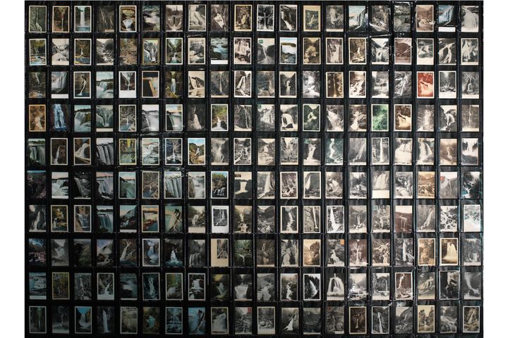 「TADANORI YOKOO」展での滝のインスタレーション。