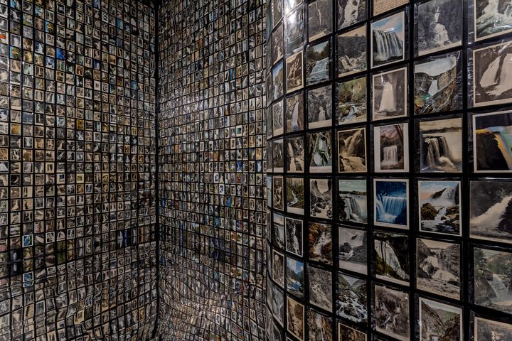 「横尾忠則 自我自損展」での滝のインスタレーション。