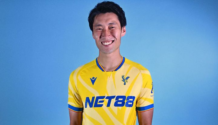 鎌田大地がモデルで登場！クリスタル・パレス、2024-25アウェイユニは「鳥エンブレム」を大胆にデザイン