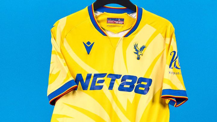 鎌田大地がモデルで登場！クリスタル・パレス、2024-25アウェイユニは「鳥エンブレム」を大胆にデザイン