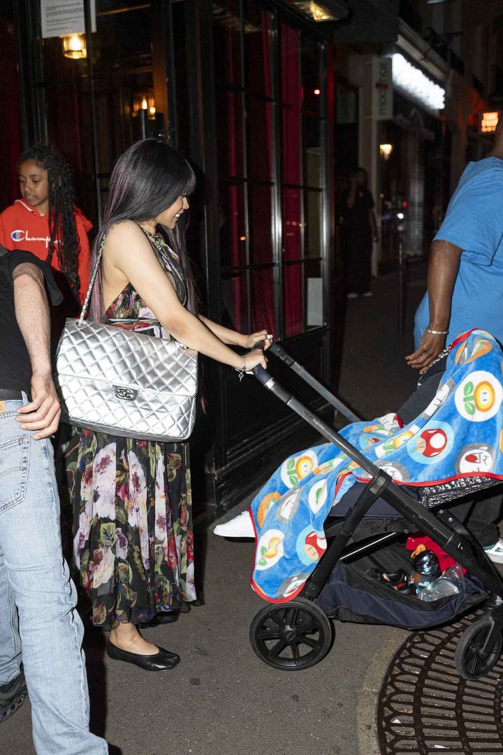 画像2: カーディ・Bのバッグの中身は？