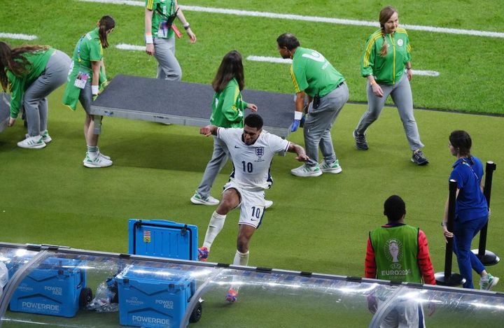 スペイン代表、EURO2024優勝！敗れたイングランド代表ベリンガムは悔しさでクーラーボックスを蹴る