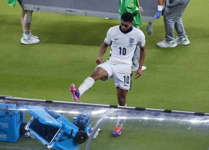 スペイン代表、EURO2024優勝！敗れたイングランド代表ベリンガムは悔しさでクーラーボックスを蹴る