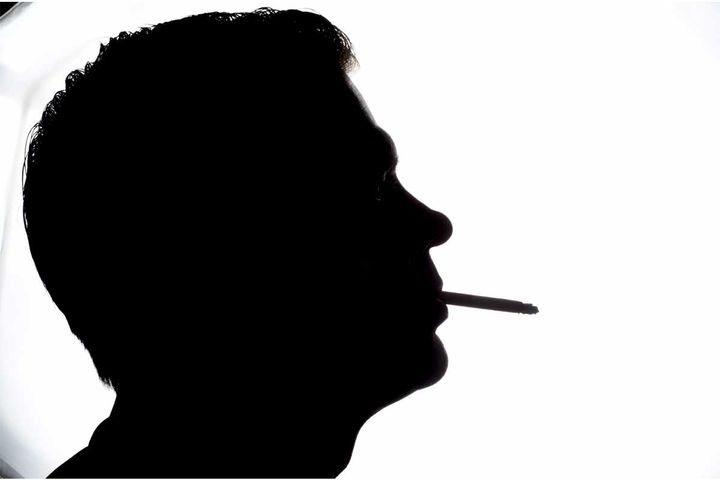 タバコを吸っている人のイメージ