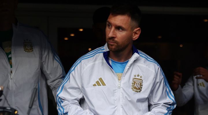 メッシ、アルゼンチン代表仕様のBeatsヘッドホンを同僚たちに贈呈！ガルナチョ弟が投稿