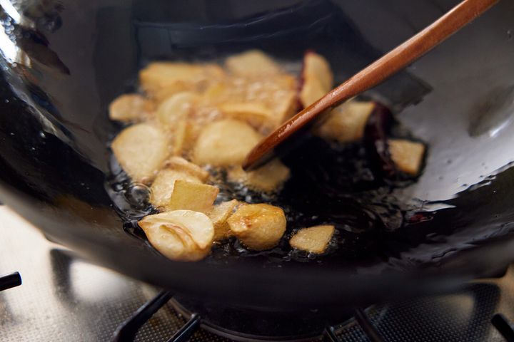 にんにく、生姜を炒める