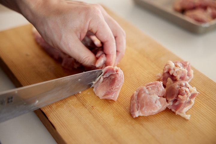 鶏肉をカットする
