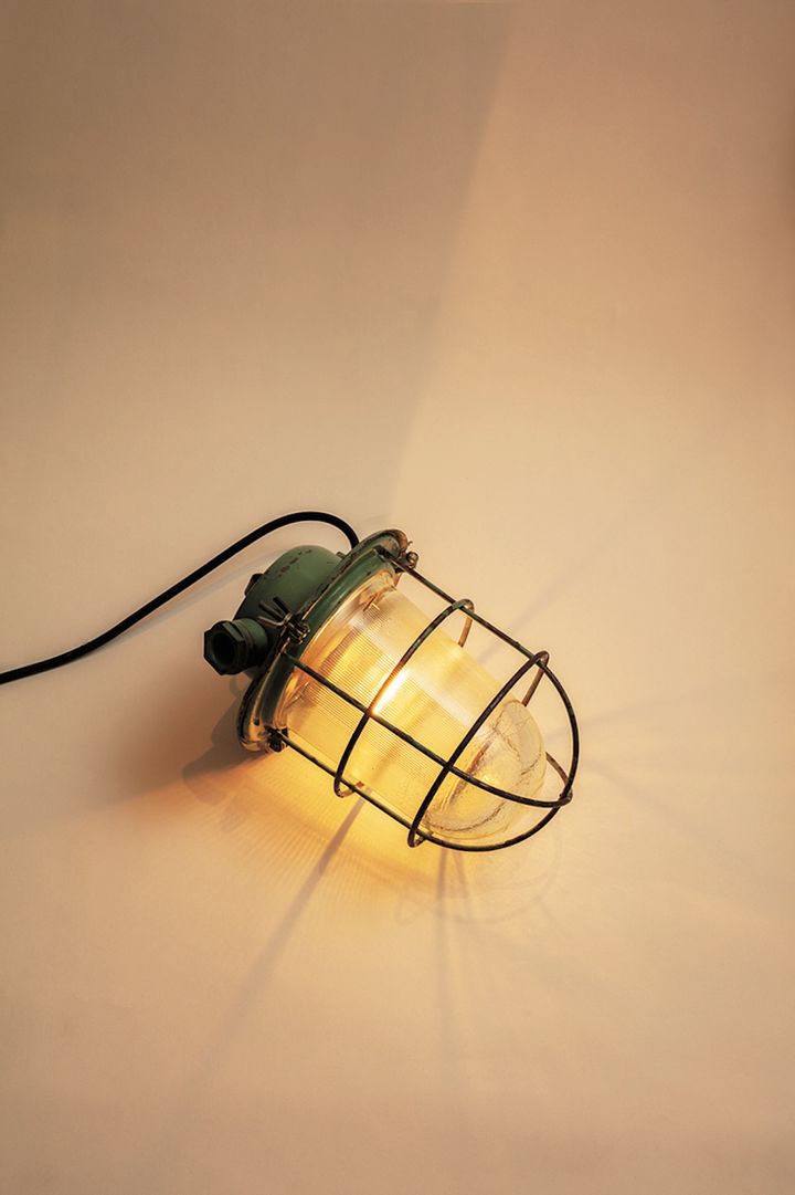 イタリア海軍のものと思われる照明で、スタッフと手分けして手荷物として持ち帰った。舞台でも使える、大光量の照明に惹かれる。日本円で約60,000円。